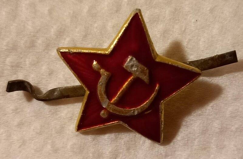 Значок Красная звездочка с пилотки советского солдата.