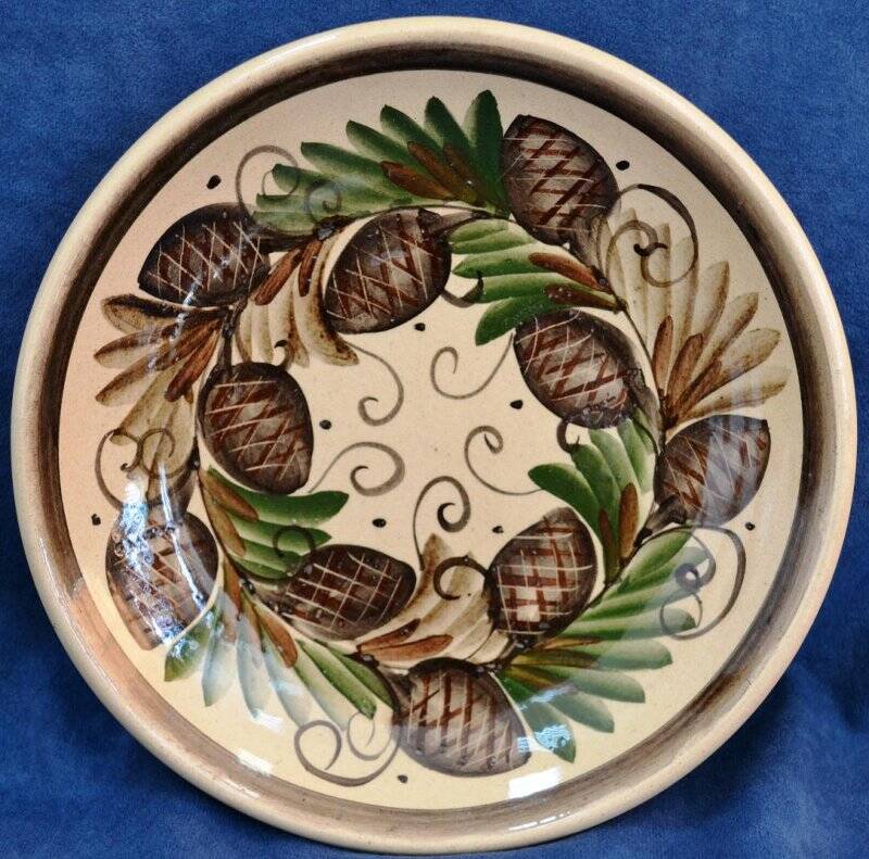 Тарелка керамическая из чайного набора.