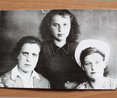 Фото групповое на обороте надпись  Куликовой ( Вершинской А.И.) Воспоминания Вершинской.