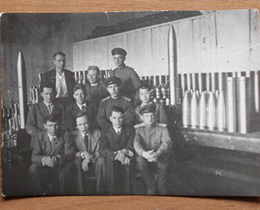 Фото групповое Деречина П.А., ветеран труда ППЗ, В годы ВОВ работал на заводе начальником цеха в г. Арзамас -16.
