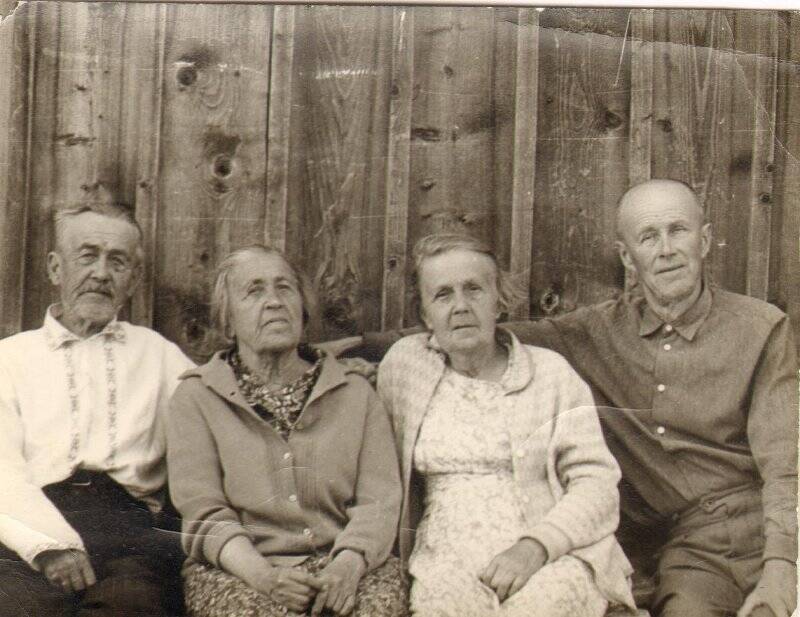 Фотография черно-белая. «Собакин М.Н с братьями и сестрами»