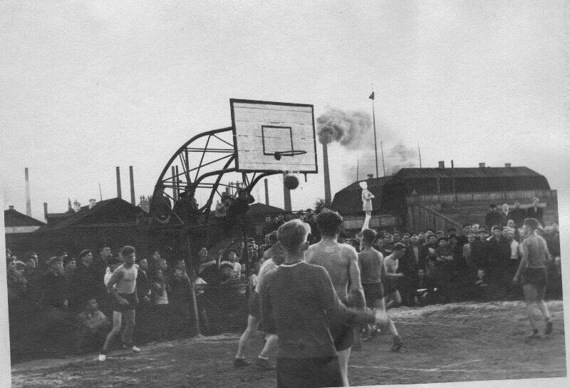 Фото ч/б. Баскетбольный матч на городском стадионе г. Чусовой.