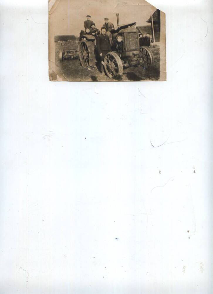 фото ч/б. И.Н.Кириллов на тракторе ХТЗ, 1948г.