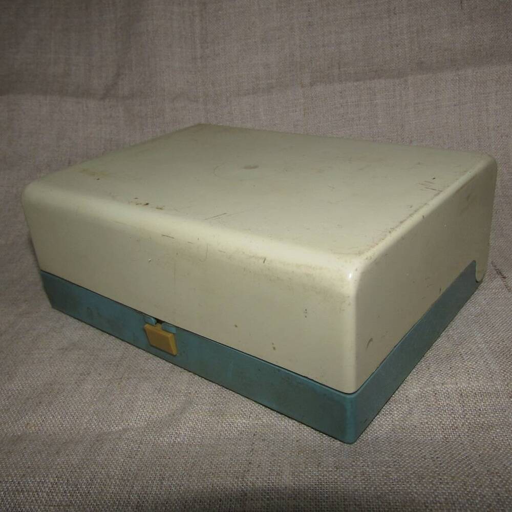 Пластиковая коробка бело-зеленого цвета от электробритвы