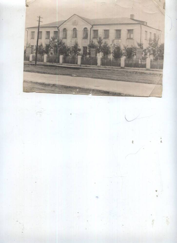 фото ч/б. Площадь с. Плоское, здание РК КПСС, конец 50-х годов