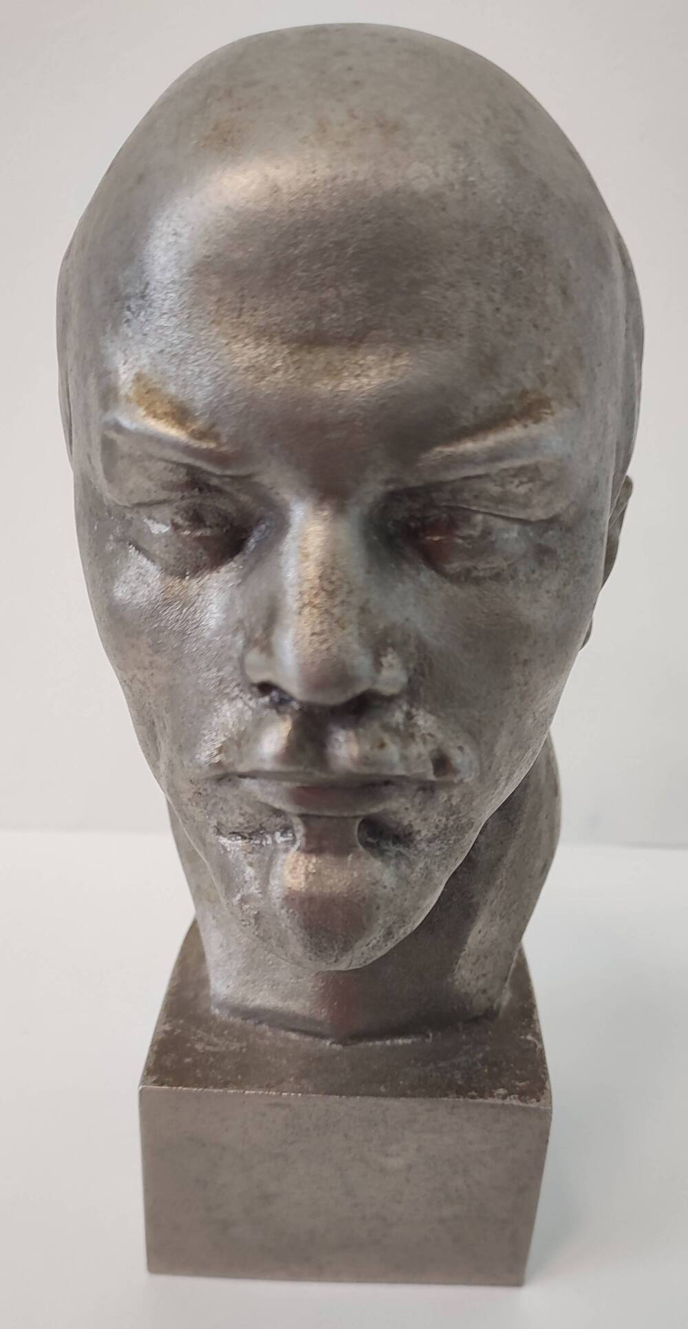 Скульптурный металлический портрет В.И. Ленина