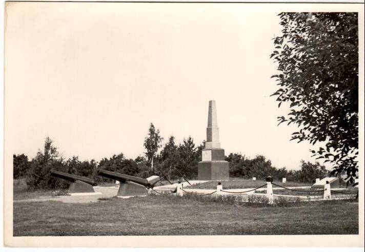 Фотография. Памятник морякам Балтийского флота,  погибшим в 1919, 1921, 1941–1944 годах. Красная Горка.