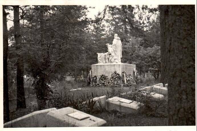 Фотография. Мемориал на месте братского захоронения советских воинов,  павших в 1941–1944 г. Поселок Большая Ижора.