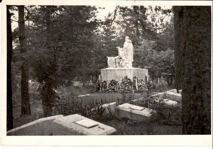 Фотография. Мемориал на месте братского захоронения советских воинов, павших в 1941–1944 г. Поселок Большая Ижора