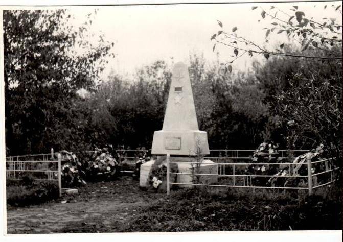 Фотография. Памятник лётчикам, погибшим в годы Великой Отечественной войны 1941–1945 годов.  Деревня Низино.
