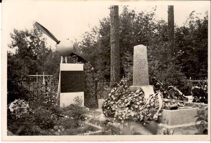 Фотография. Памятник лётчикам в деревне Борки.