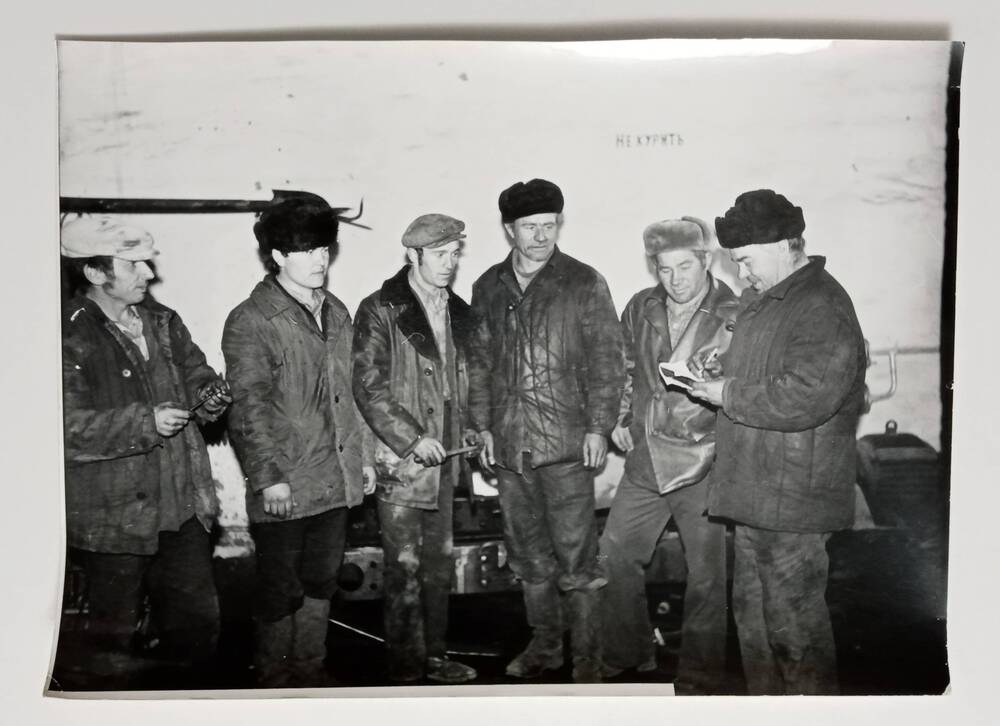 Фотография группы работников РТМ (ремонтно-технических мастерских)  зерносовхоза Орджоникидзевский, 1976 год.