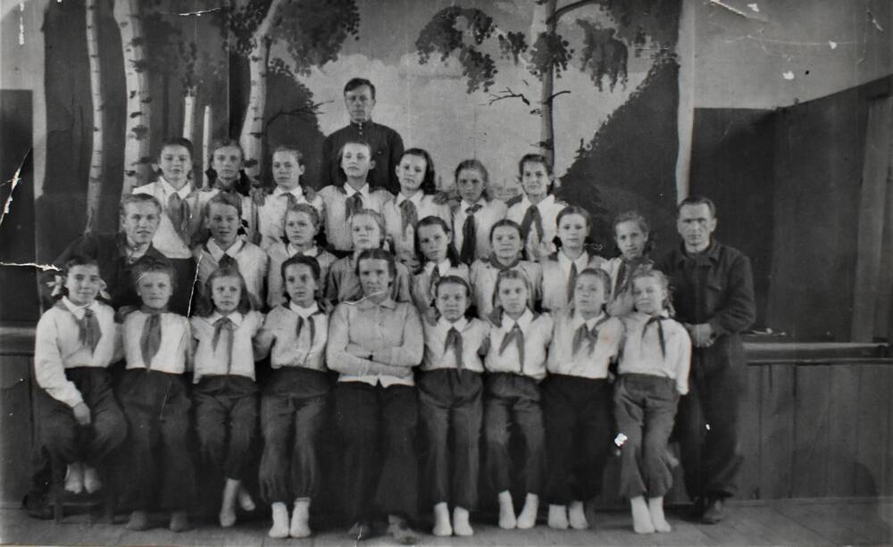 Фото А.Ф.Титова со своими воспитанницами