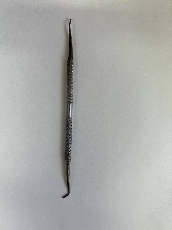 Зубоврачебный инструмент из набора: металлический крючок, рабочая часть из двух одинаковых видов на каждом краю