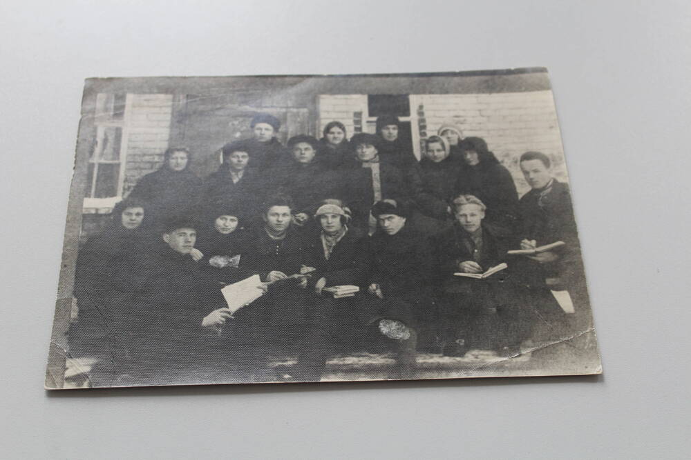 Фото групповое Учащиеся Руднянского педучилища перед отправкой в села для ликвидации неграмотности