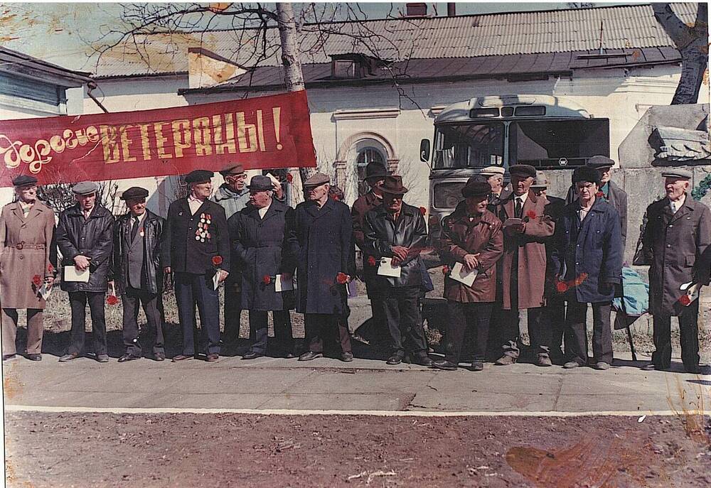 Фотография цветная. 9 мая 1996 года. Сквер Свободы. Ветераны ВОВ.