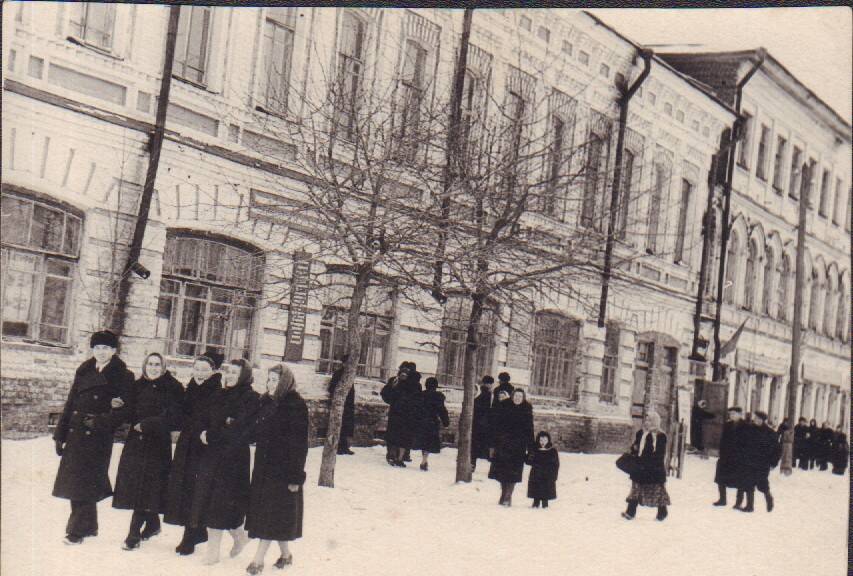 Фотография. После спектакля Пошехонского народного театра.