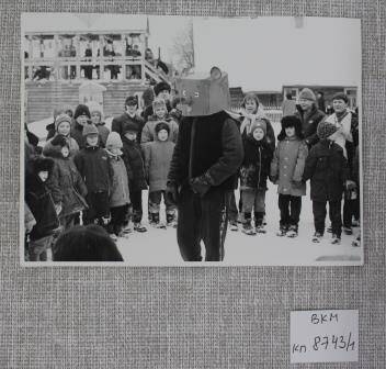 Фотография с изображением фрагмента театрализованного представления Медведь ученый в детском музейном парке Ладушки