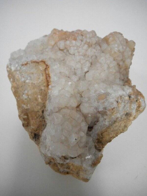Камень друза кристаллов кальцита.
