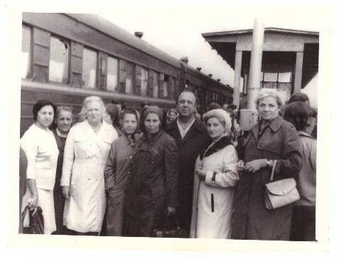 Фотография. На железнодорожном вокзале Хабаровска. Слева вторая Елисеева Н.Я.  СССР,  г. Хабаровск, 05 августа 1976 г.