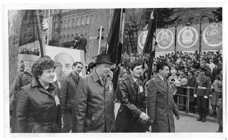 Фотография. Ясько А.С. на праздничной демонстрации. СССР, г. Хабаровск, 1984 г.