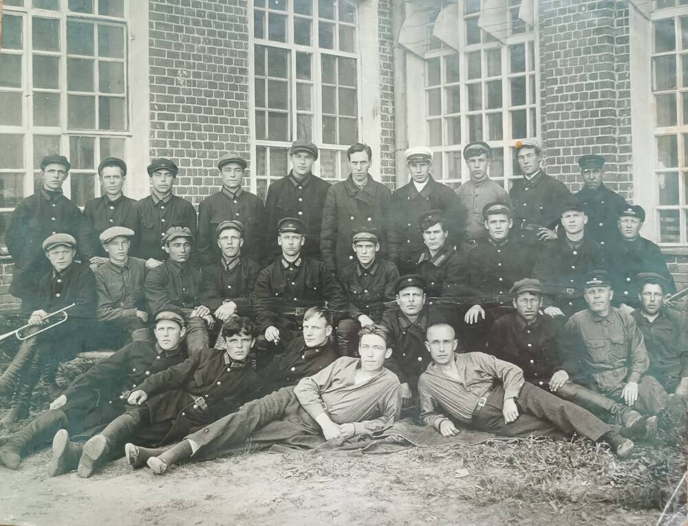 Фотография из альбома Из истории фабрики и Камешкова. Пожарная команда фабрики в 30-е годы 20 века.