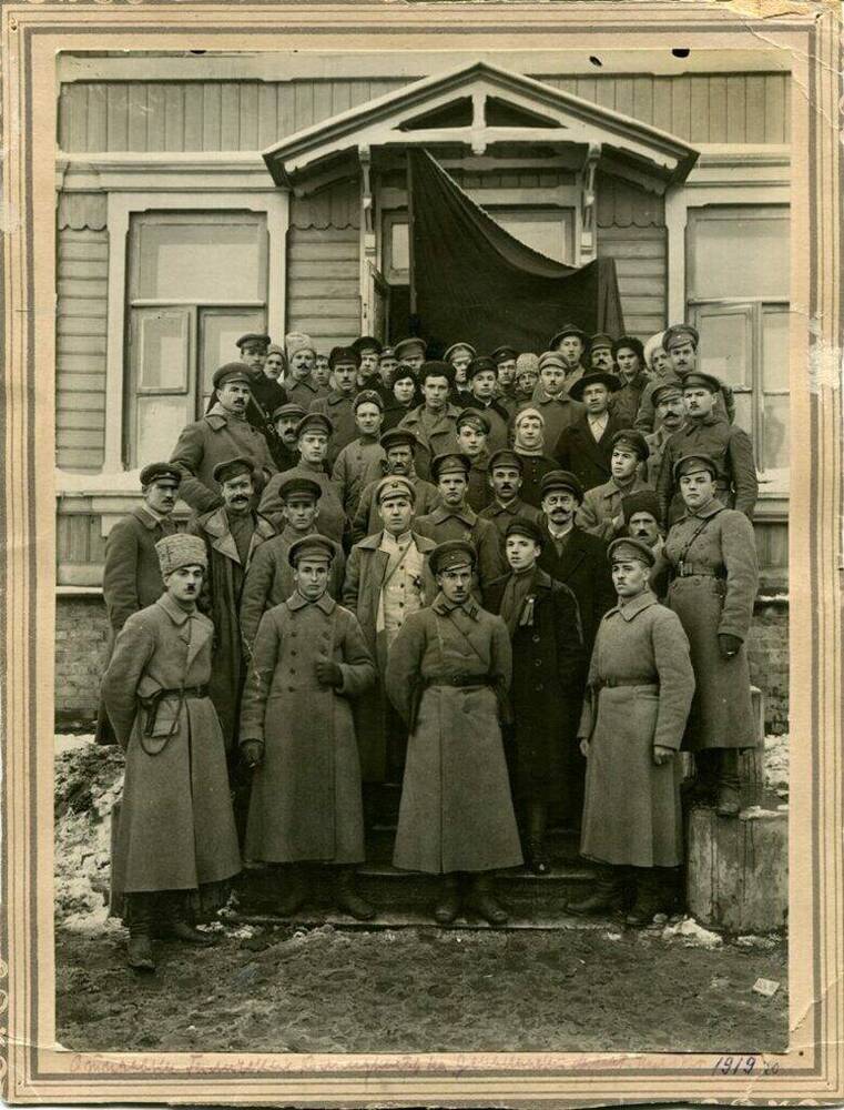 Фотография. Группа галичских коммунистов перед отправкой на фронт.