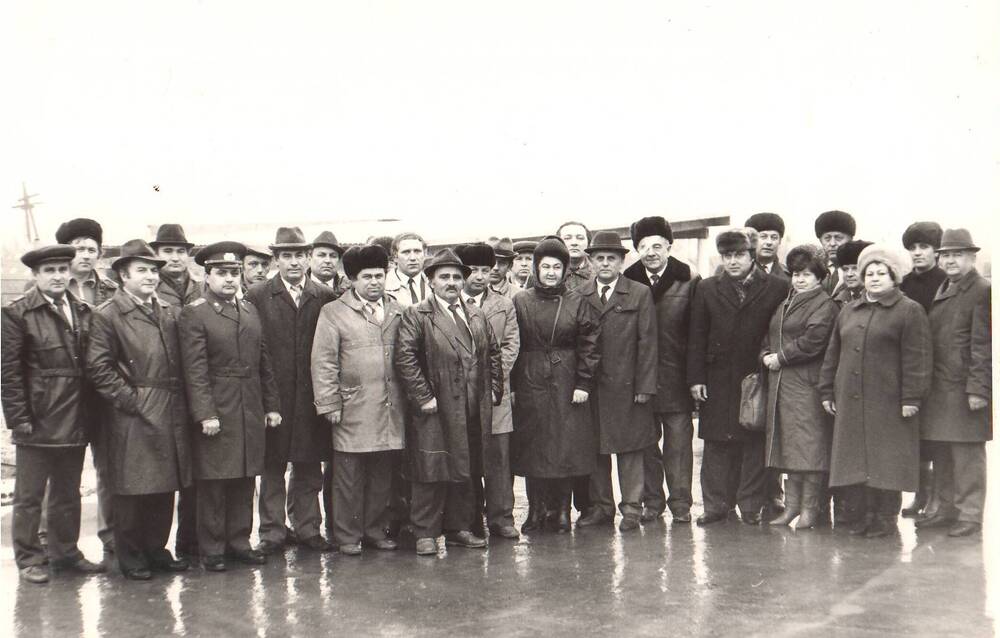 Фотография. А.Х. Куршубадзе (в центре) с коллективом элеватора и руководством района.