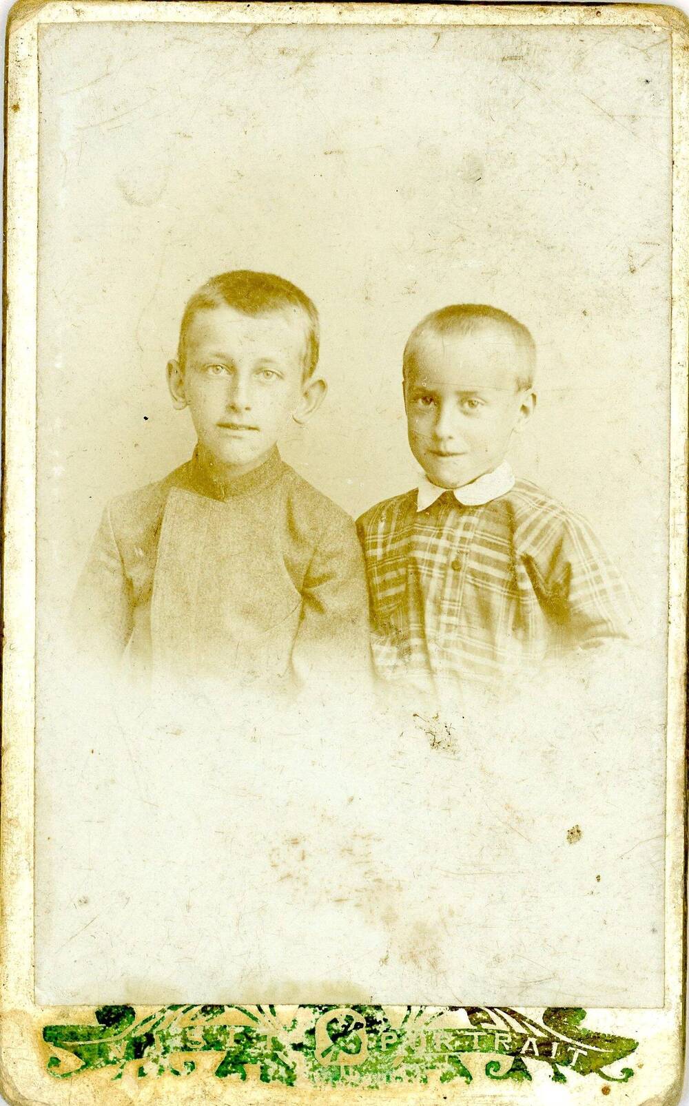 Фотография Николая и Петра Алексеевичей Альбановых в детстве