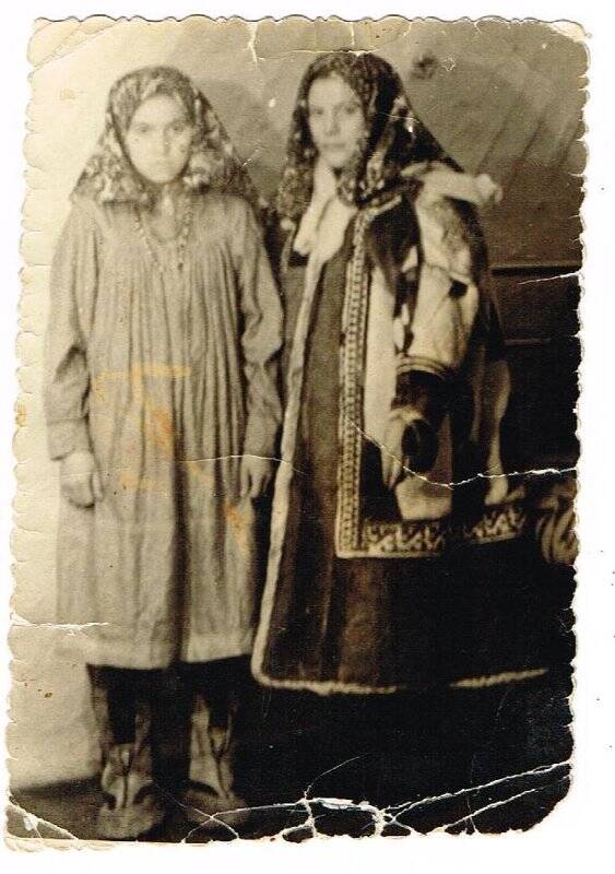 Фотография. Две молодые женщины в традиционной мансийской одежде, жительницы д. Ломбовож.