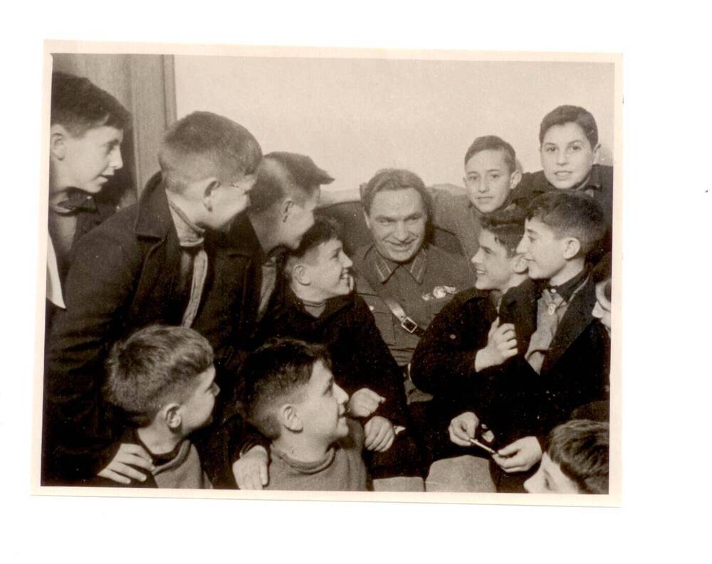 Фото. В. П. Чкалов среди мальчиков - испанских пионеров.Фото Доронского.