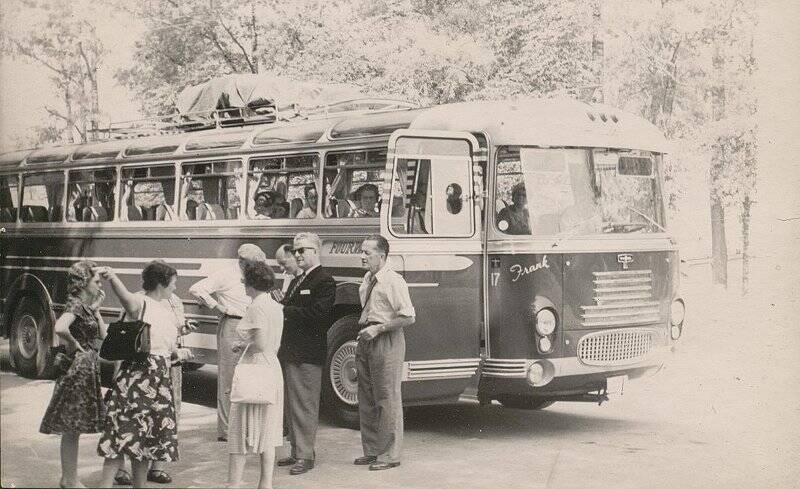 Фотография. Иностранные туристы у экскурсионного автобуса на ул. Чайковского.
