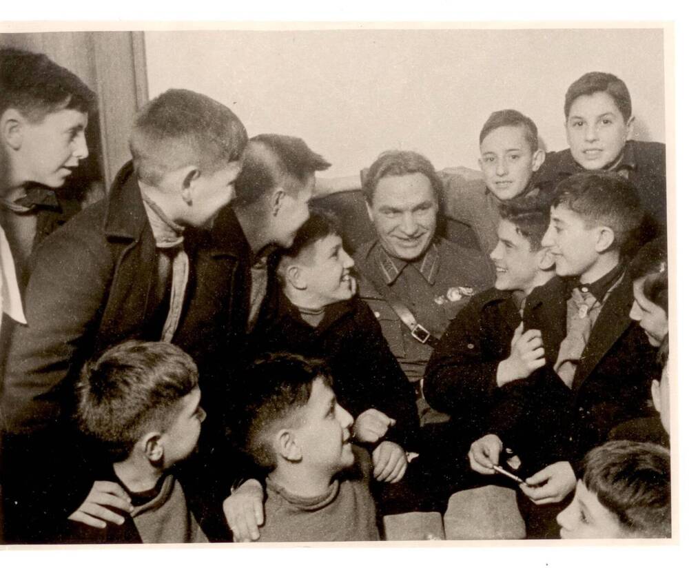 Фото. В. П. Чкалов среди мальчиков - испанских пионеров. Фото Доронского.