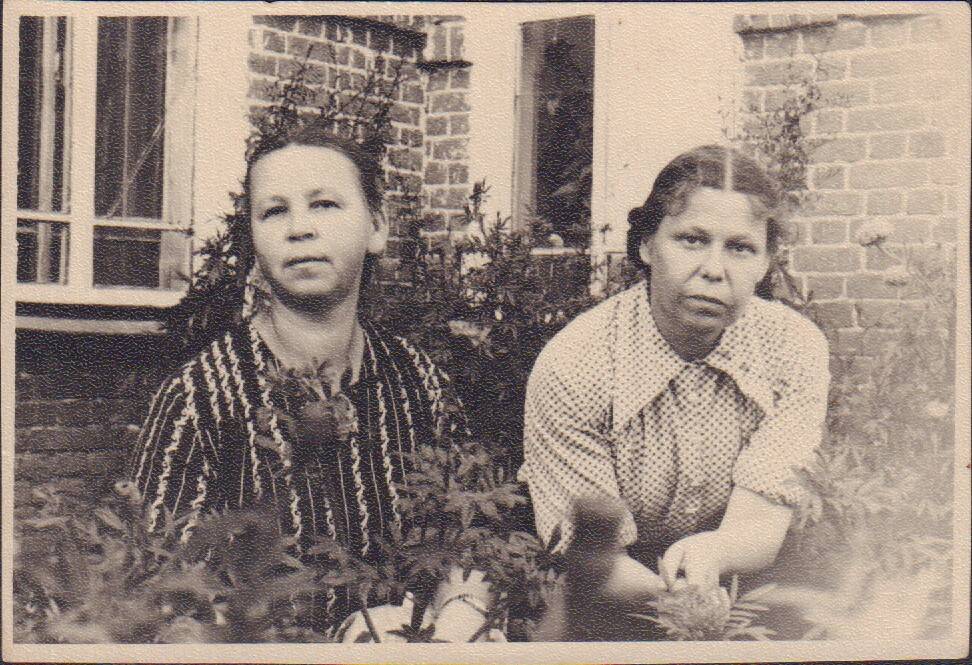 Фотография.  Художник  Пошехонского народного театра -  Желновач Валентина Александровна (справа).