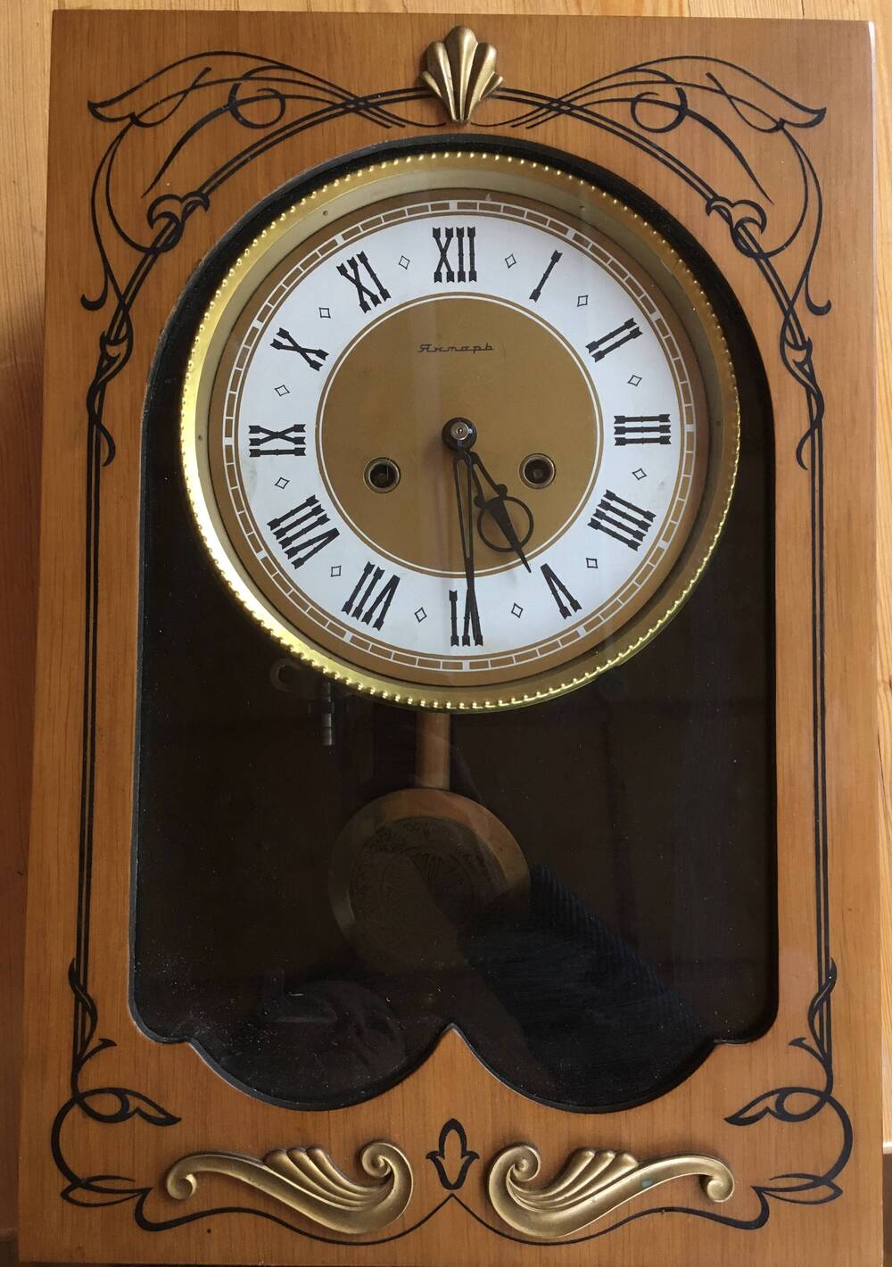 Часы механические Янтарь с боем, настенные. Период создания: 1961 год.