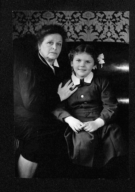 Н.В. Крандиевская с внучкой Еленой
