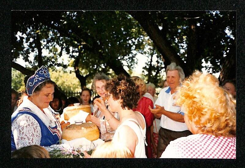 Встреча О.М. Толстой в Александровке. На первом плане - О.М. принимает хлеб из рук женщины в русском костюме