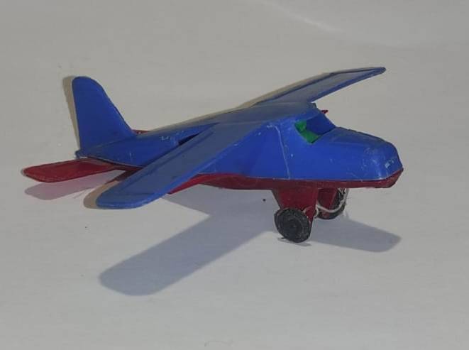 Игрушка «Самолет». Верхняя часть синего цвета, нижняя красного. Имеются два колесика черного цвета, внутри самолета 2 пилота зеленого цвета.