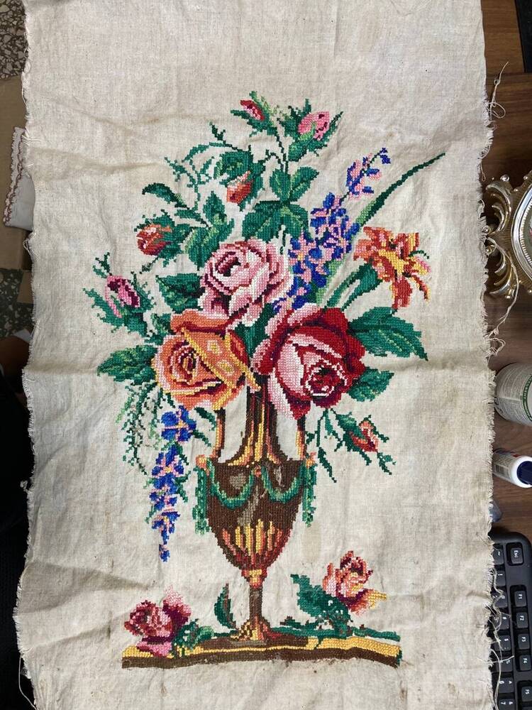 Картина-вышивка «Розы в вазе»