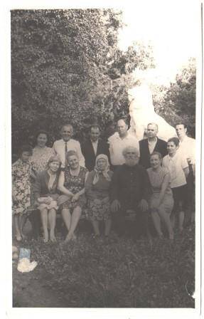 Фотография черно-белая. Д.И. Шильников с детьми и родственниками в Кировском парке г. Сыктывкара