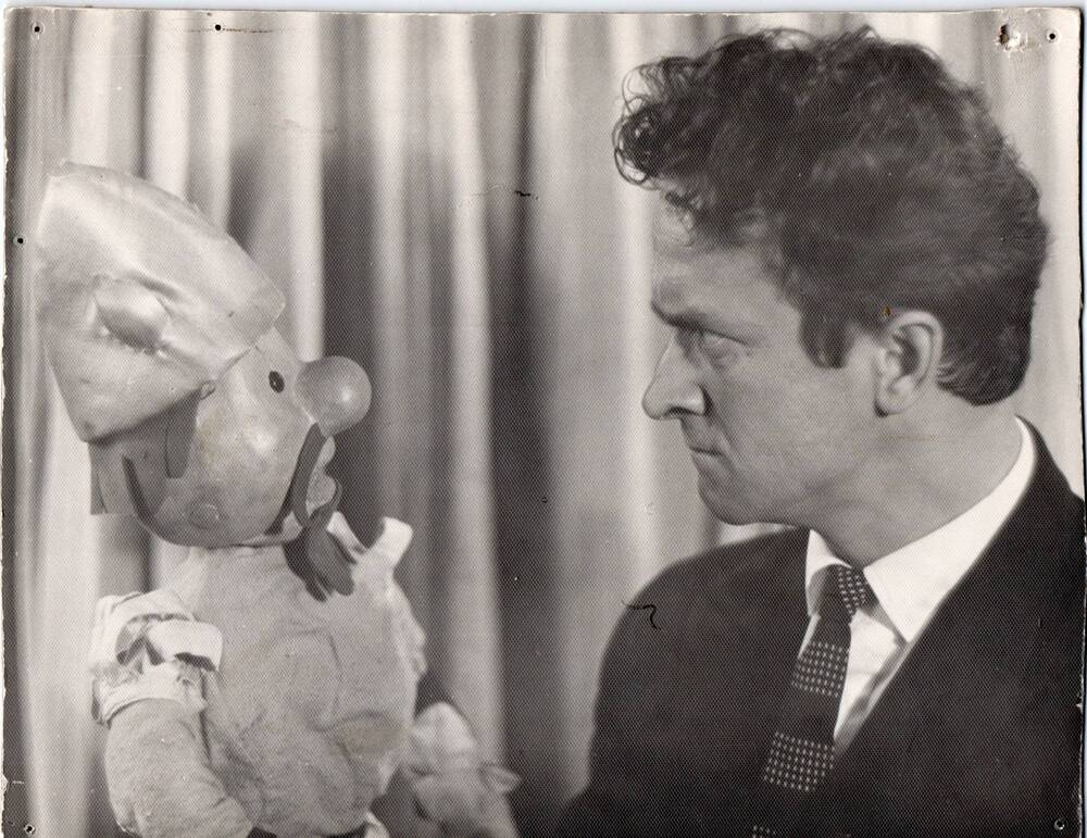 Фото сюжетное. Сцена из спектакля «Звёздный мальчик» О. Уайльда. Тадеуш Варжало с куклой Стражник. Омский кукольный театр.