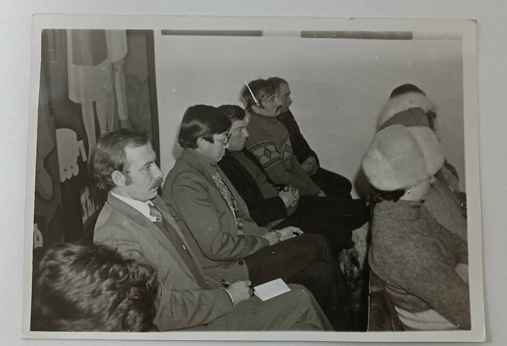 Фотография группы депутатов Копьёвского сельсовета, сидящих на  сессии. 1 пол.1980-х гг.