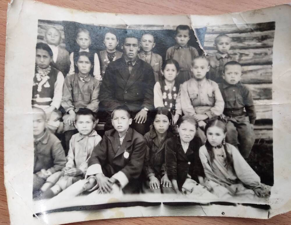 Фото коллективное, изображены 18 человек. Учащиеся Кучуковской школы.  Примерно 1950-60гг.