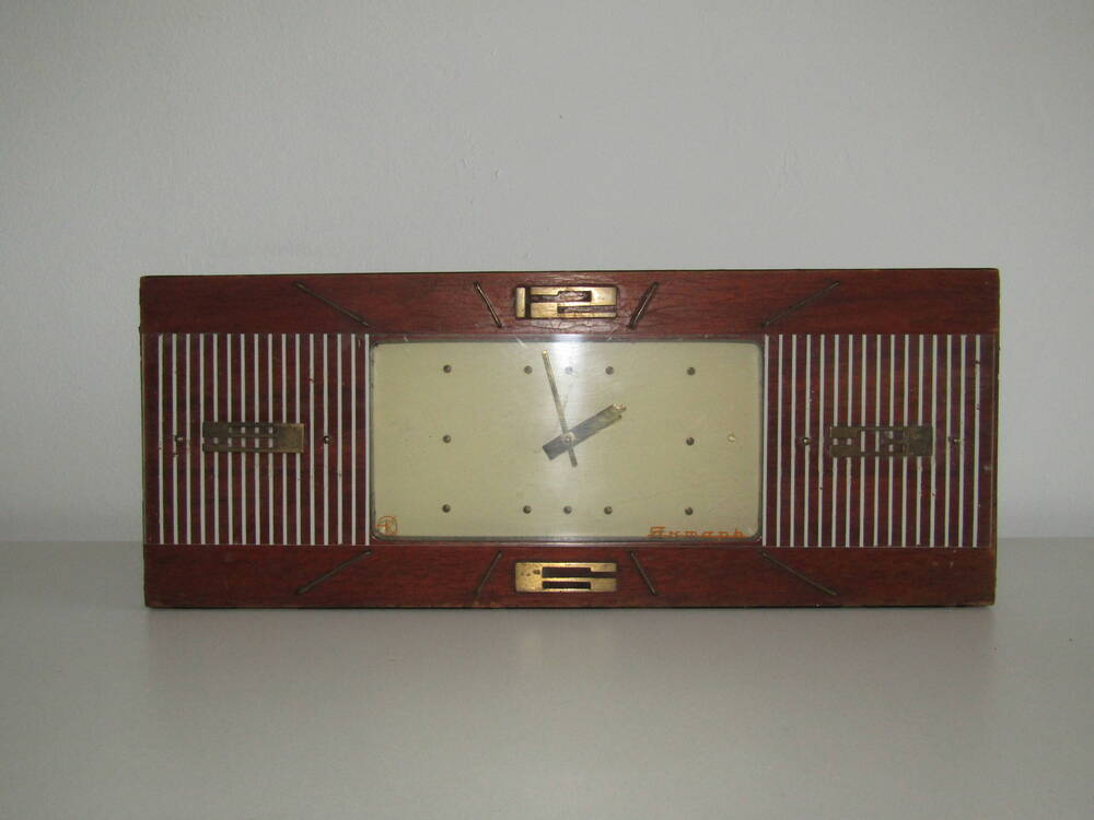 Часы «Янтарь» настольные в деревянном корпусе.