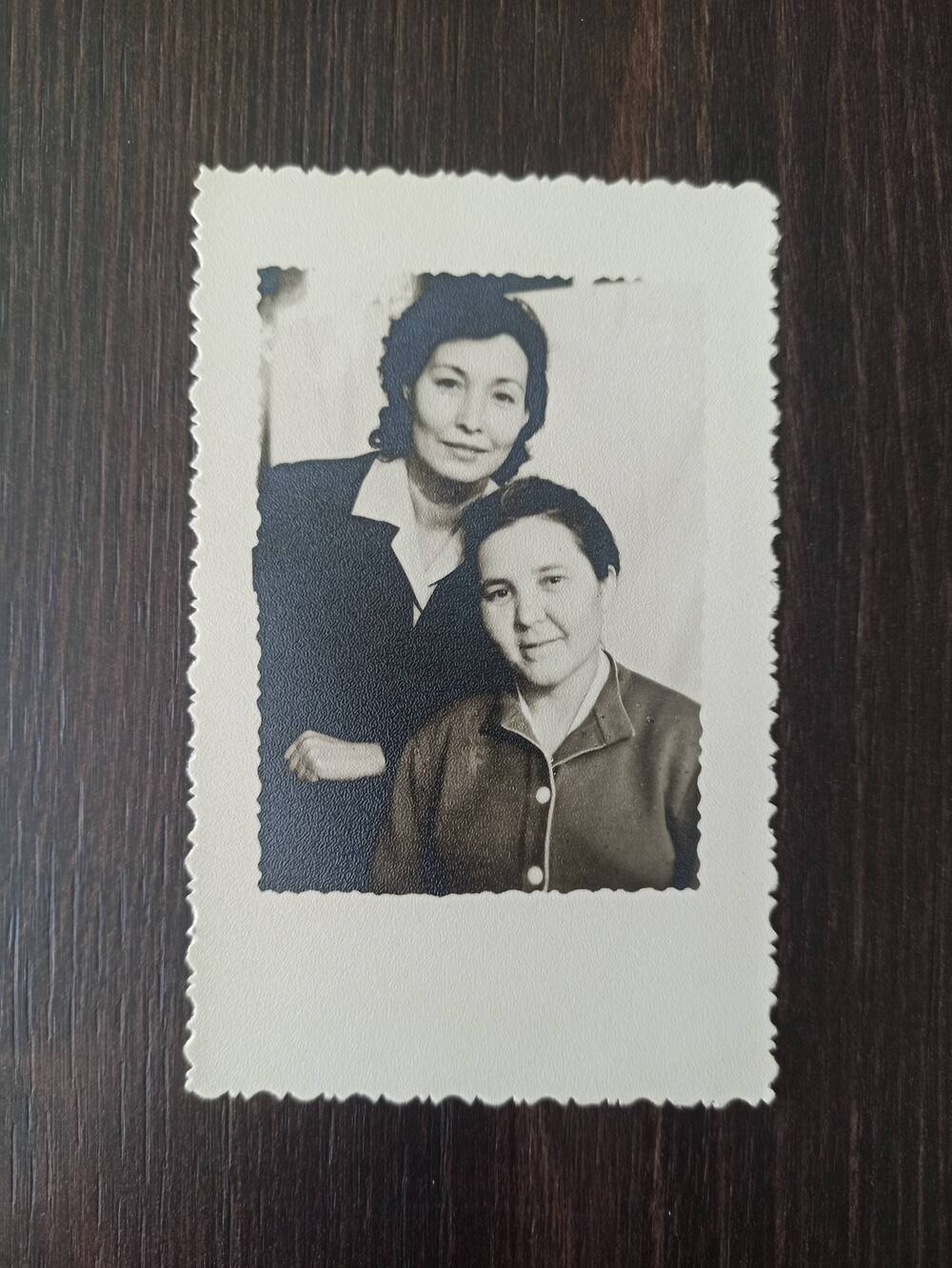 Фотография. Подгрудное фото Х.К. Аглиуллиной с Макаровой Луизой. Черно-белое, с фигурными краями.
