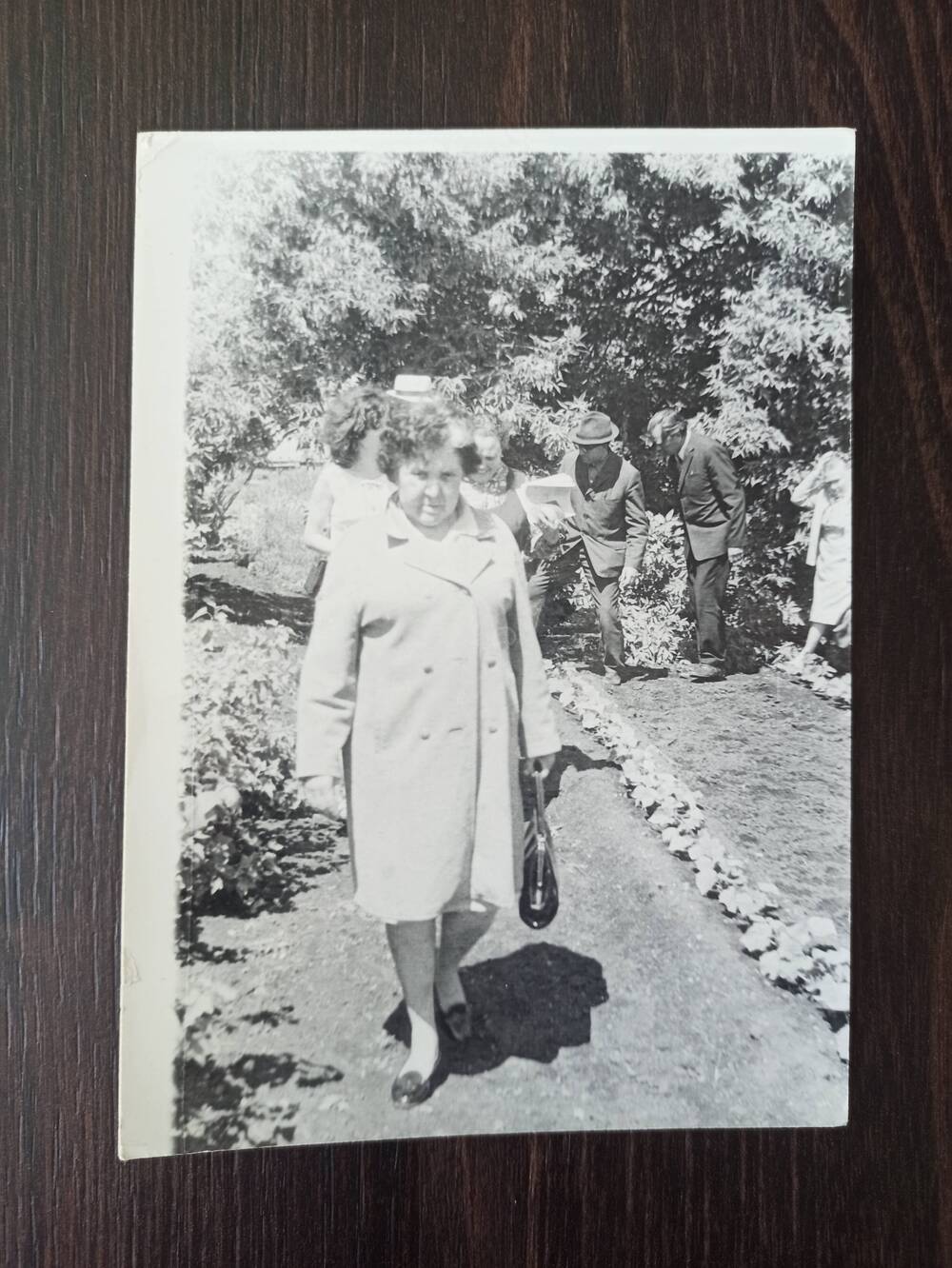 Фотография. Фото в полный рост Х.К. Аглиуллиной в Слакбаше, июнь 1976 год. Черно-белое