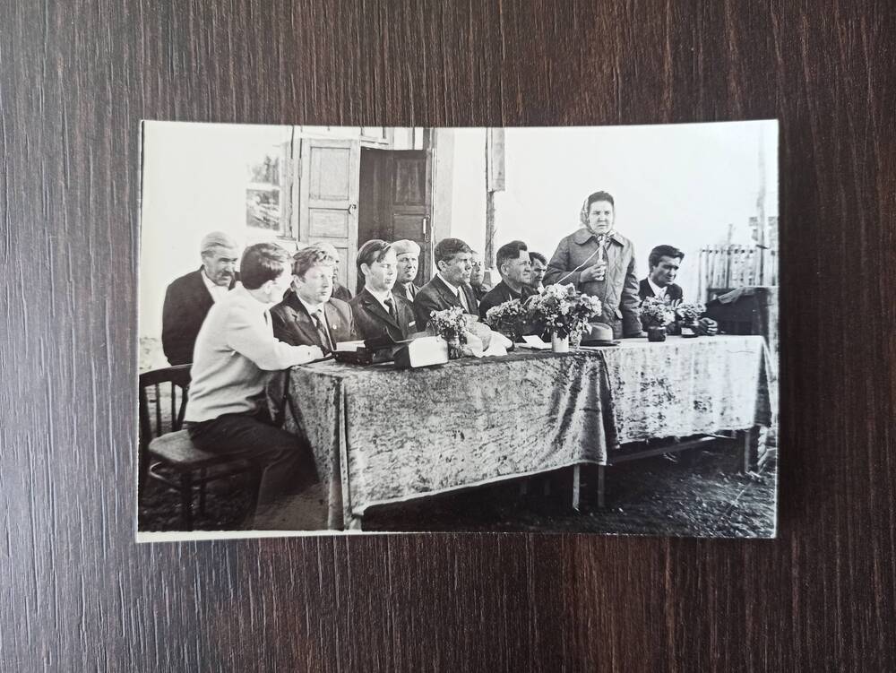 Фотография. Сюжетное фото. Выступает секретарь по идеологии Х.К. Аглиуллина, май 1973 год, Слакбаш. Черно-белое