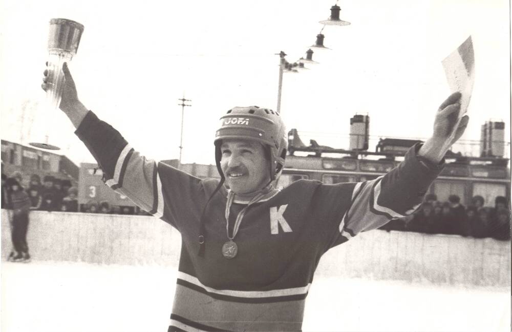 Фрагмент Праздника Севера Тара-86. Капитан хоккейной команды из Большеречья. Фотография