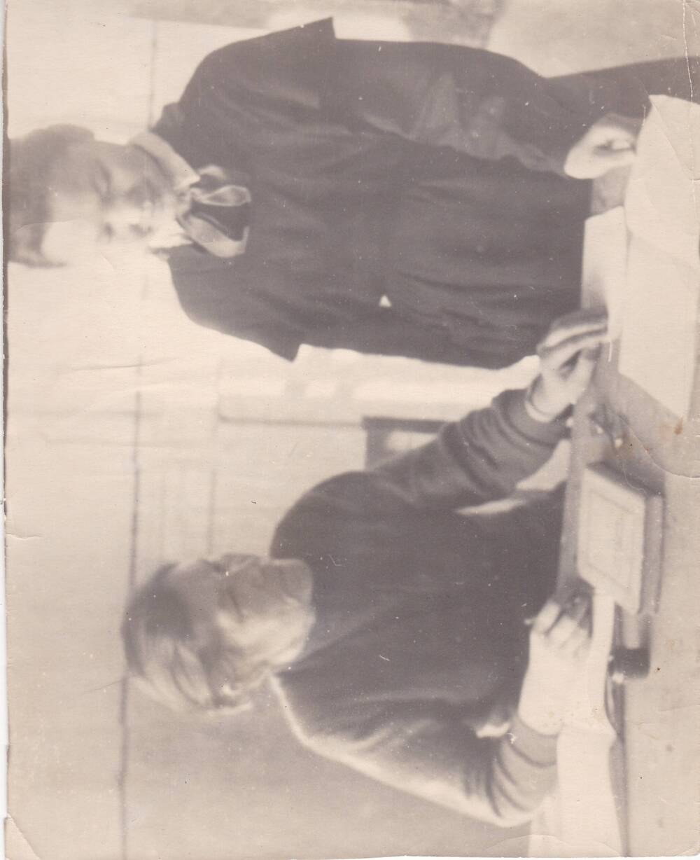 Фотография черно-белая: Орешкова М. И. - учительница математики Аскизской средней школы во время урока. с. Аскиз. 1964 г..