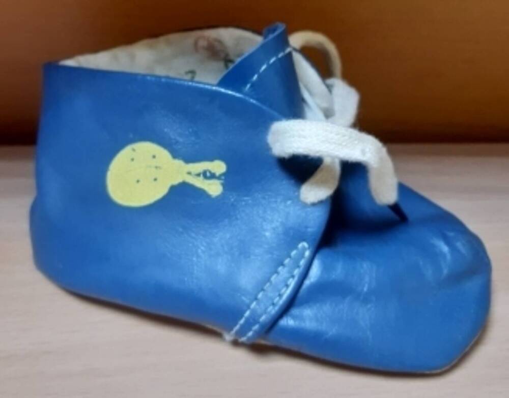 Детская обувь. Пинетки голубые (правая)